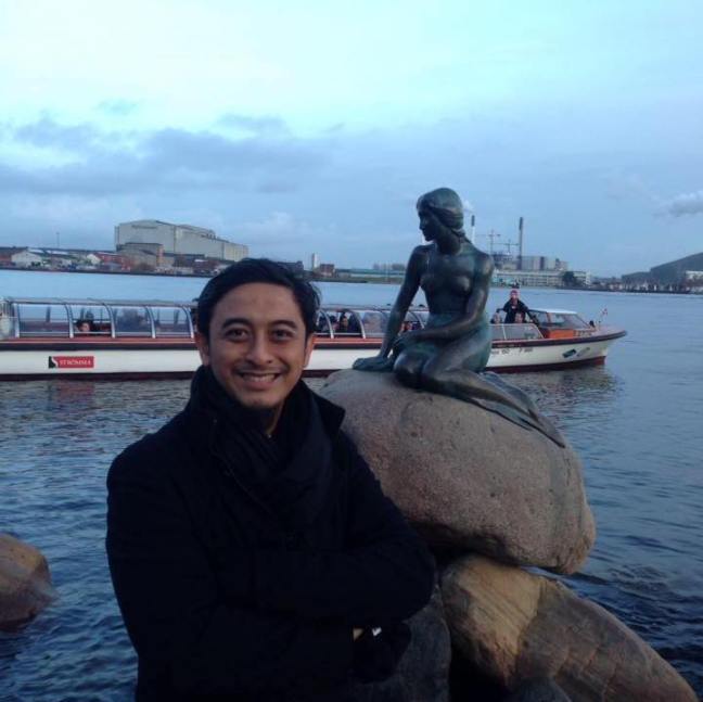 Reiza spent sometime walking around Copenhagen in November 2017, after his first visit in the city back in 2007 and took picture in front of the Little Mermaid